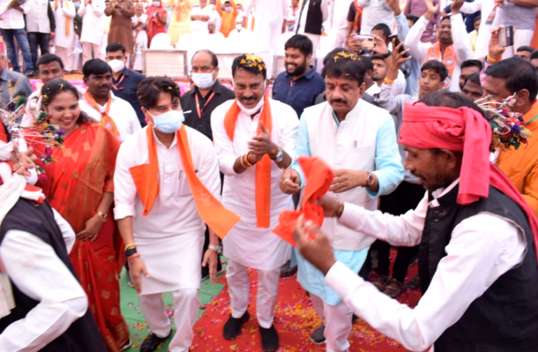 सिंधिया ने आदिवासी कलाकारों के साथ जमकर किया डांस,कमलनाथ को लेकर कही ये बड़ी बात