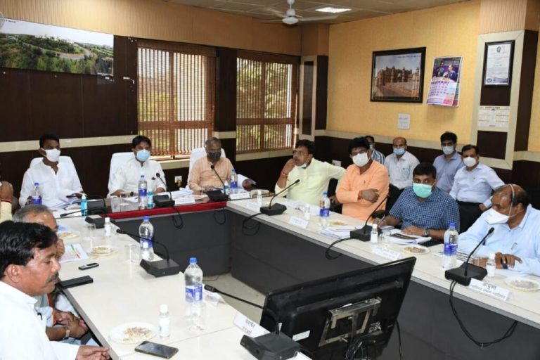 ज्योतिरादित्य सिंधिया ने विकास कार्यों की समीक्षा कर दिए ये निर्देश