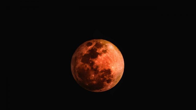 कल लगने वाला है सदी का सबसे बड़ा चंद्र ग्रहण,इन 3 राशि वालो को खतरा