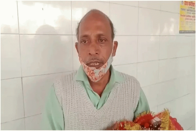 लड्डू गोपाल पहुंचे अस्पताल,इलाज के लिए फूट-फूटकर रोया पुजारी