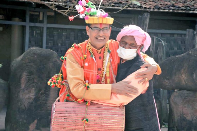 जनजातीय रंग में रंगे सीएम शिवराज,आदिवासी लोगों के साथ झूमकर किया डांस