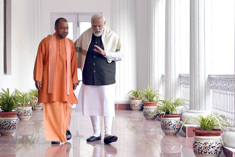 सीएम योगी के कंधे पर हाथ रख अलग अंदाज़ में दिखे PM मोदी,चर्चा का विषय बनी ये तस्वीरें
