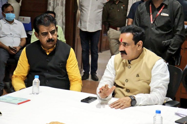 गृहमंत्री नरोत्तम मिश्रा ने इंदौर में समीक्षा बैठक कर दिए ये निर्देश, कांग्रेस पर कही ये बड़ी बात