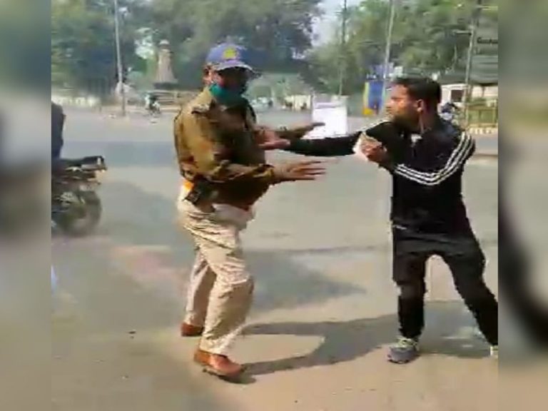 ट्रैफिक पुलिस पर मारपीट के आरोप,युवक से मारपीट और गाली-गलौच का वीडियो वायरल,सस्पेंड