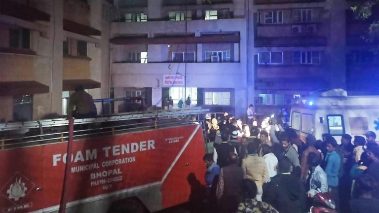 भोपाल के कमला नेहरू हॉस्पिटल के चिल्ड्रन वार्ड में 4 बच्चों की मौत, परिजनों ने लगाया बड़ा आरोप..