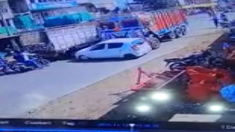 ट्रक ने कार को मारी टक्कर कई मीटर तक घसीटने के बाद भी बची कार सवार की जान
