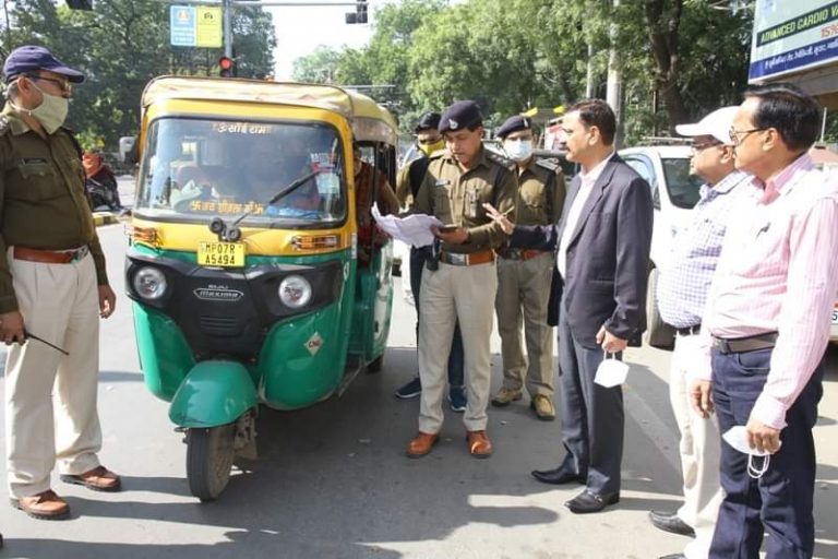 बिना रजिस्ट्रेशन के सड़क पर दोड़ रहे थे ऑटो, RTO और Traffic की संयुक्त चैकिंग पकड़े गये, 60 ऑटो जब्त
