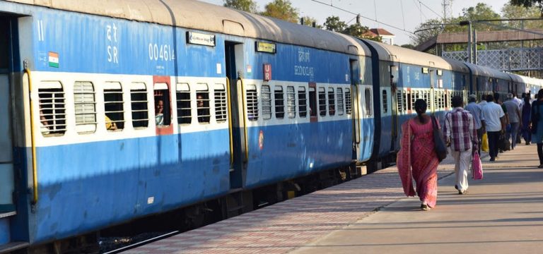 भारतीय रेलवे का बड़ा फैसला,प्लेटफार्म टिकट के दाम हुई कम आज से चुकाने होंगे इतने पैसे