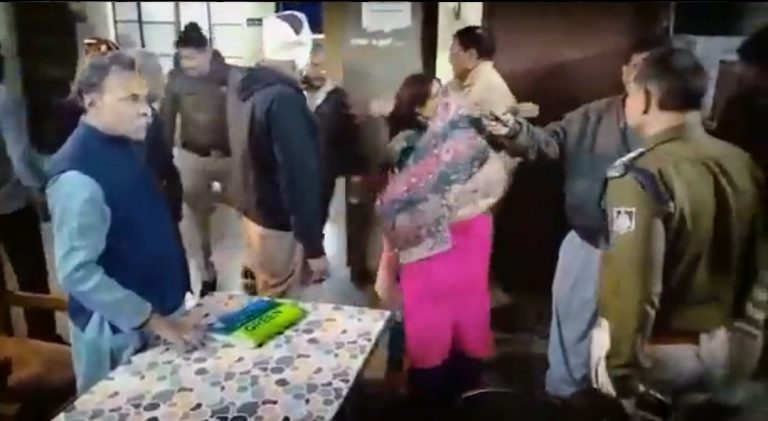 भाजपा नेता की थाने के सामने हुई पिटाई,छेड़छाड़ मामले में दर्ज कराई एफआईआर