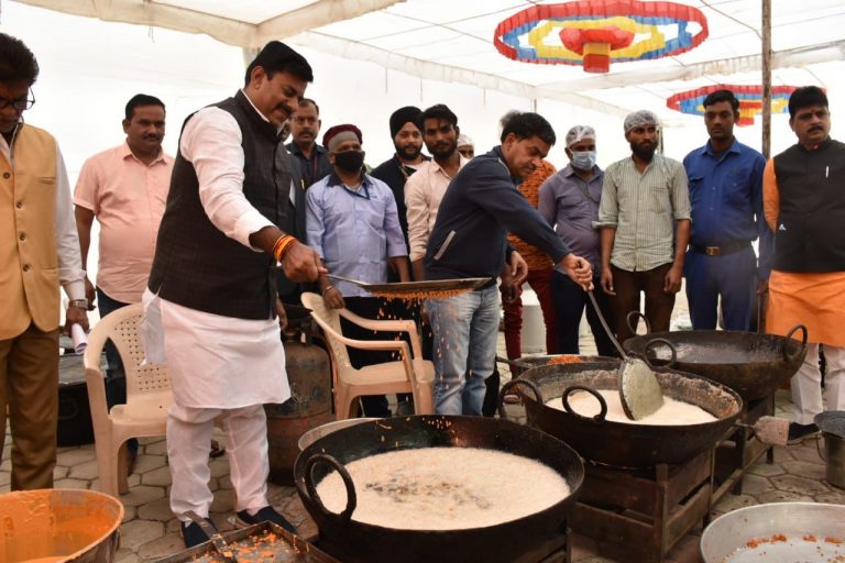 बीजेपी विधायक रामेश्वर शर्मा देखे बूंदी छानते कही ये बड़ी बात