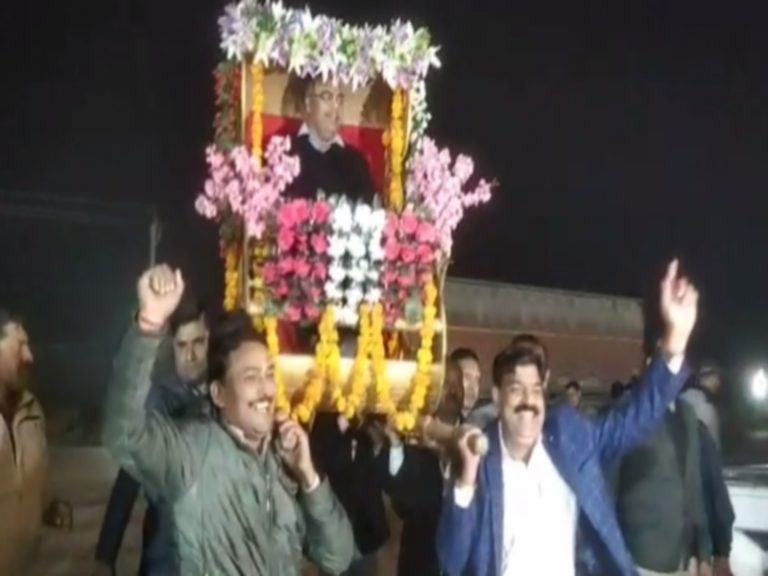 एसपी को पालकी में बिठाकर दुल्हन की तरह किया विदा