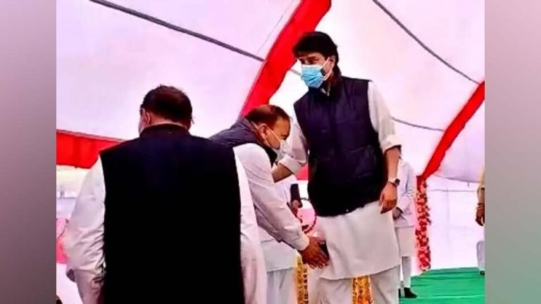 कांग्रेस विधायक ने मंच पर छुए सिंधिया के पैर,सियासी अटकलें तेज