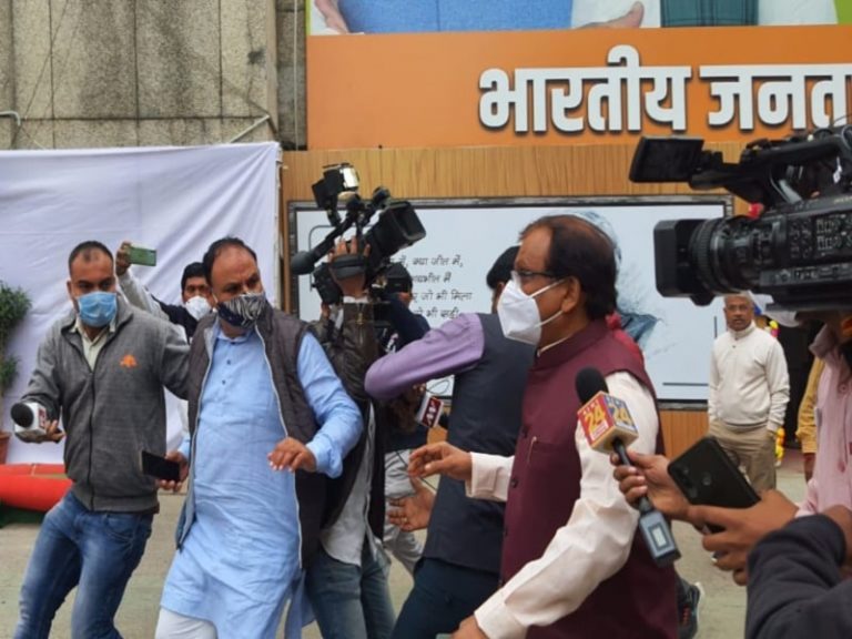 बीजेपी सांसद ने मीडिया को देख लगाई दौड़,600 करोड़ का आरोप