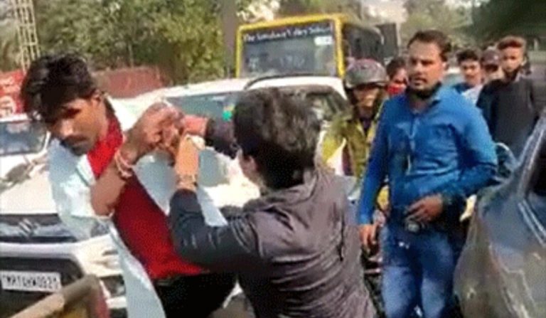भोपाल में लड़की ने ऑटो ड्राइवर को बीच सड़क पर जड़ा थप्पड़    