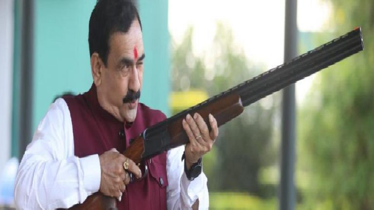 गृह मंत्री नरोत्तम मिश्रा ने हाथ में ली राइफल,मंत्री यशोधरा राजे ने कही ये बड़ी बात