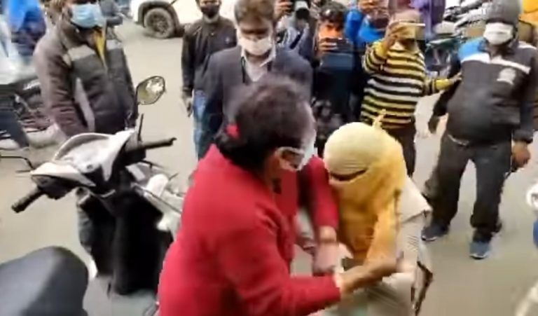 मास्क को लेकर पुलिस से झूमाझटकी,पुलिसकर्मी ने महिला की चप्पल से पिटाई