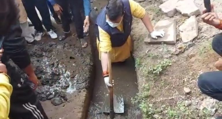 ऊर्जा मंत्री ने नाली में उतरकर खुद साफ की गंदगी, अधिकारियों को कही ये बड़ी बात