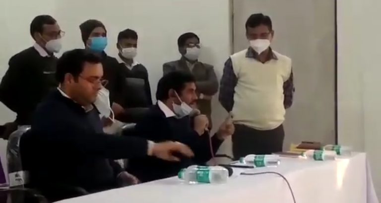 वैक्सीनेशन पर कलेक्टर के सख्त निर्देश, वैक्सीनेशन टीम को दी ऐसी धमकी