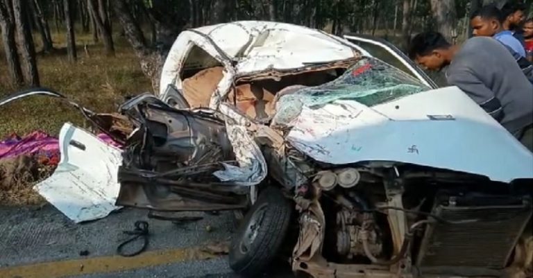 MP के मंडला में बेकाबू ट्रक ने कार को कुचला, हादसे में 4 युवकों की मौत