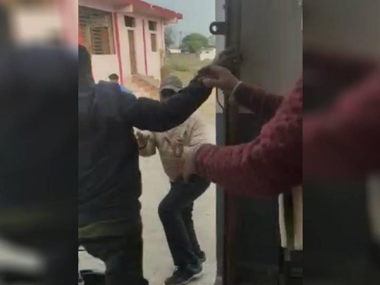 स्कूल में हेड मास्टर और टीचर में बच्चों के सामने चले लात-घूंसे