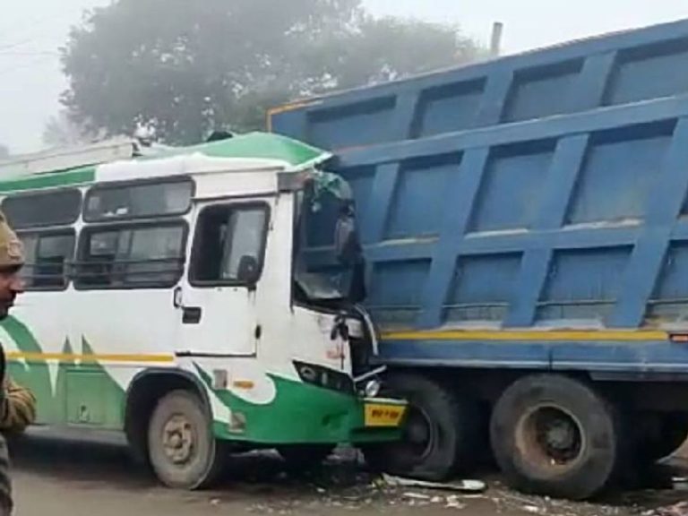 कोहरे के कारण भीषण हादसा बस, डंपर और ट्रक में भिड़ंत,कई यात्री घायल