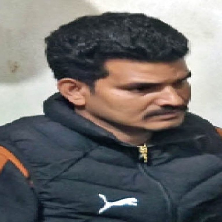 लाेकायुक्त टीम ने रोजगार सहायक रिश्वत लेते रंगे हाथो पकड़ा