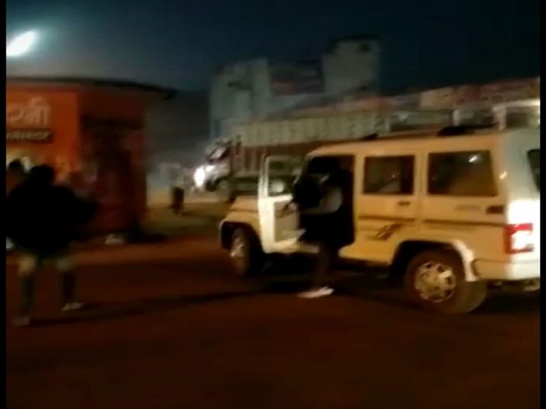 SDM व पुलिस की गाड़ी पर पथराव,ये है पूरा मामला