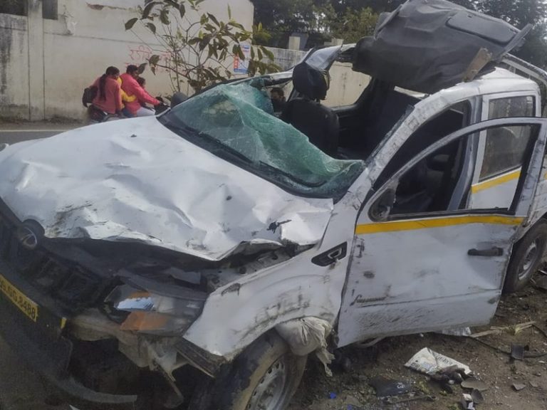 अनियंत्रित होकर बाइक से टकराकर पलटा पिकअप वाहन,तीन की मौत