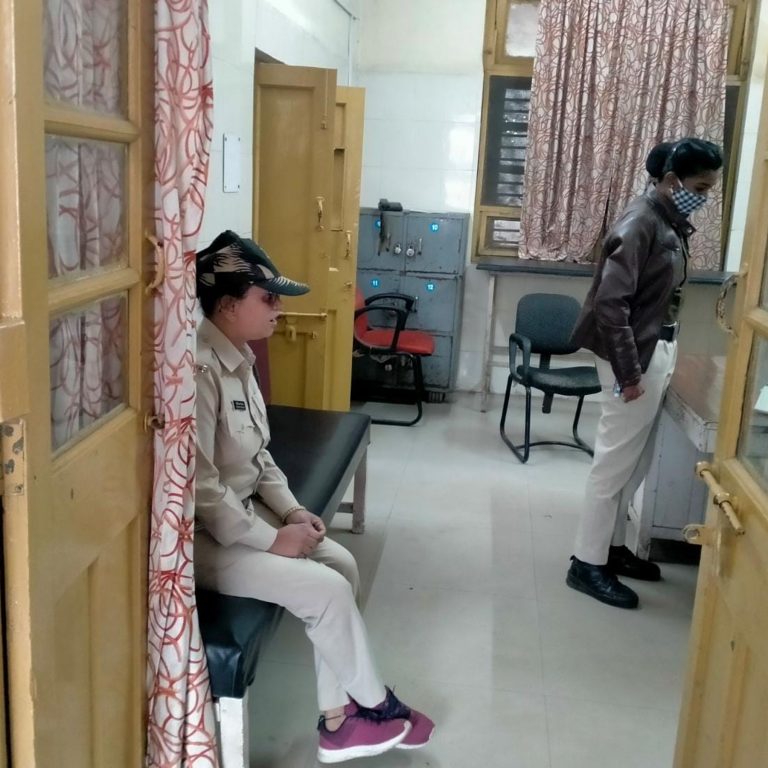 नशे में धुत महिला फॉरेस्ट गार्ड ने बैंक कैशियर के साथ किया ड्रामा