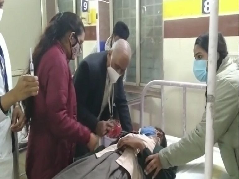 कोरोना वैक्सीन लगाते छात्र की बिगड़ी तबीयत,अस्पताल में कराया भर्ती