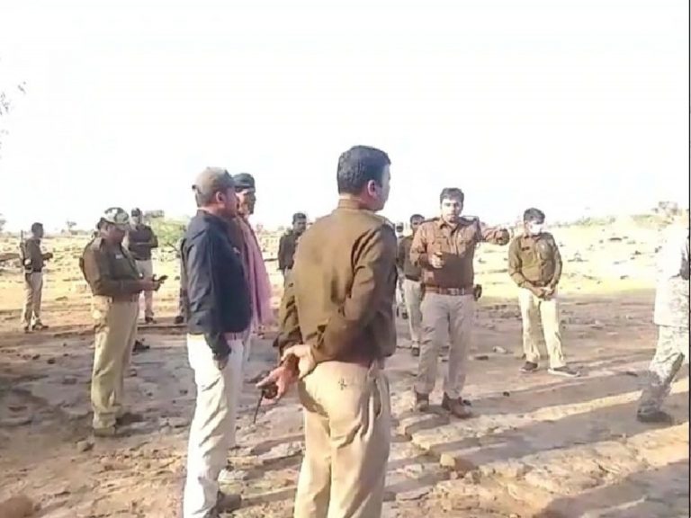 अवैध उत्खनन को रोकने पहुंची पुलिस पर फायरिंग, माफिया ले भागे जेसीबी ट्रैक्टर