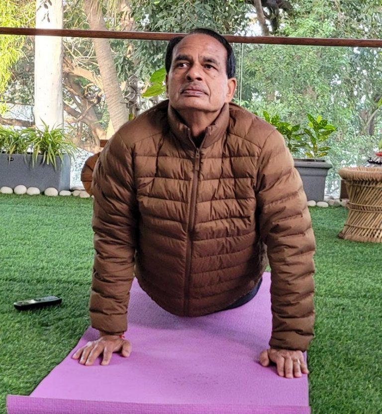 सीएम शिवराज ने किया सूर्य नमस्कार,लोगो से की यह अपील