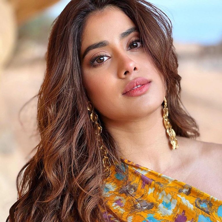 Janhvi Kapoor का बैकलेस टॉप में दिखा हॉट लुक, फैंस ने कही ये बड़ी बात 