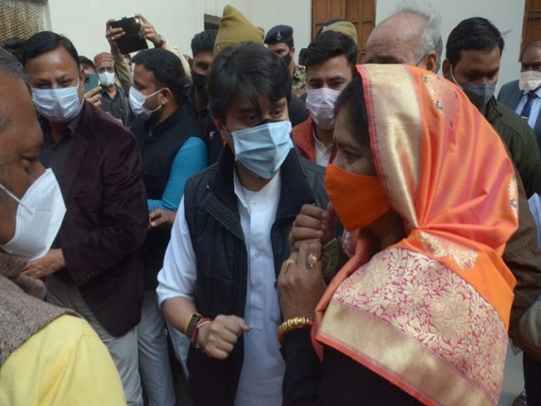 सिंधिया ने इमरती देवी से कहीं ये बड़ी बात, इमरती ने पकड़े कान