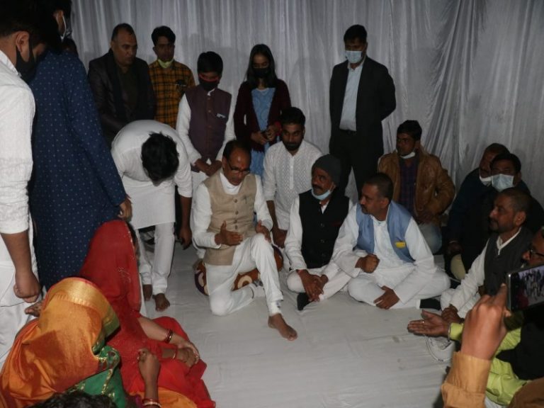 CM शिवराज हुए घायल,सरियों में फसा बाया पैर 