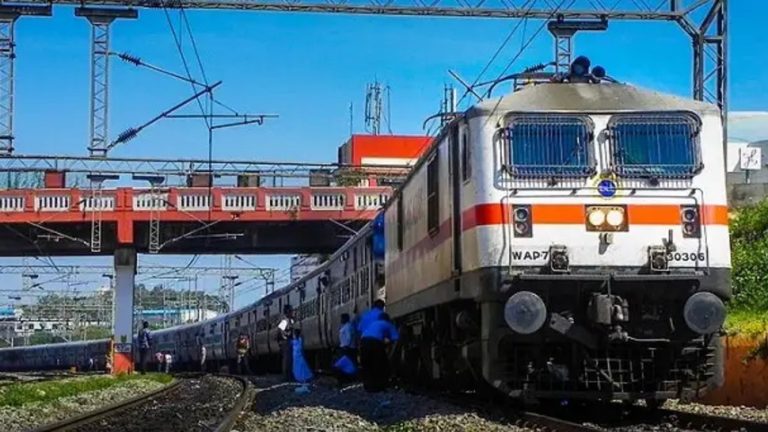 ग्वालियर से गुजरने वाली ट्रेनों में यात्रियों की सख्ती से हो  रही चेकिंग,ये है कारण
