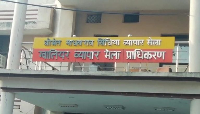 बड़े आयोजनों पर रोक, फिर भी धड़ल्ले से मेले में लग रही दुकानें