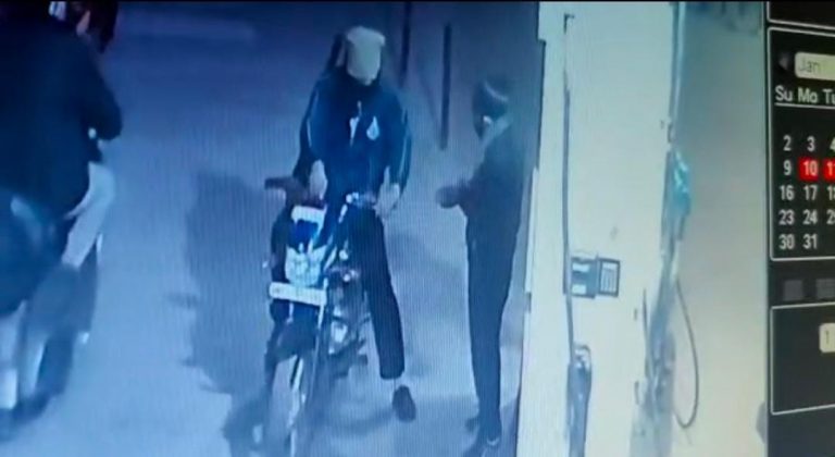 फुल टैंक पेट्रोल भरवाकर बिना रुपए दिए भागा सिपाही, देखें वीडियो