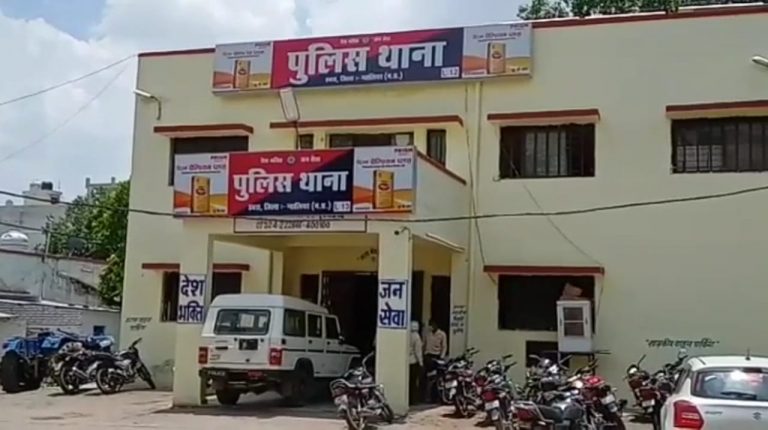 महिला ने दुकानदार युवक को रुपए देने घर बुलाया, बनाया न्यूड वीडियो