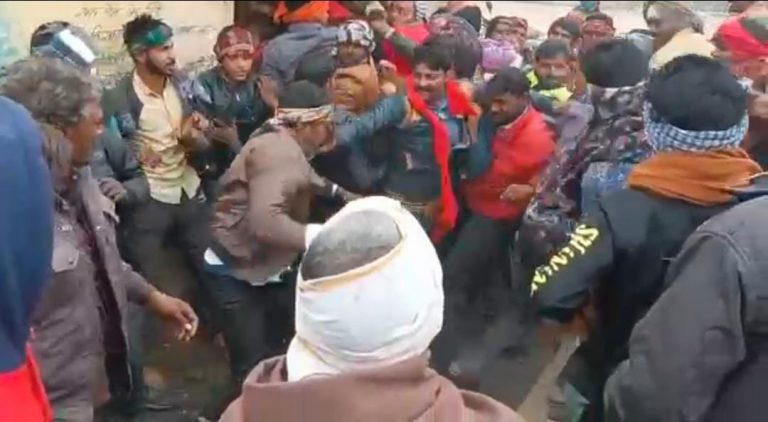 ग्वालियर में खाद लेने आए किसानों में दे दना-दन, देखिए Video