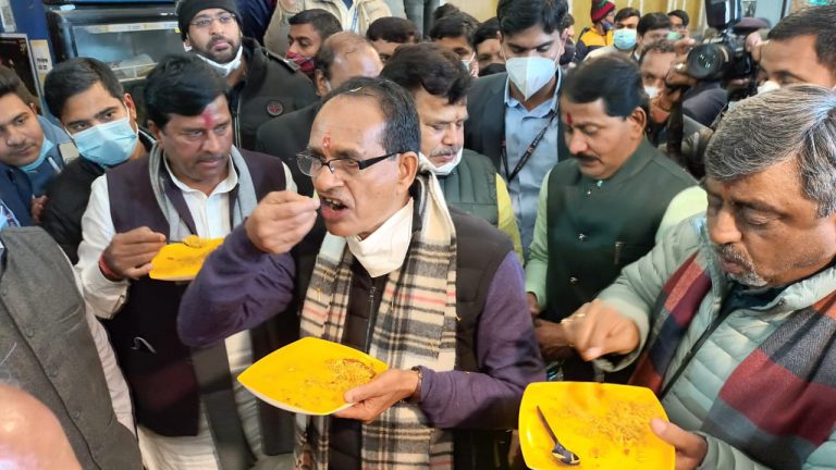 सीएम ने रात में लिया पुलाव, मंचूरियन, फालूदा का जायका