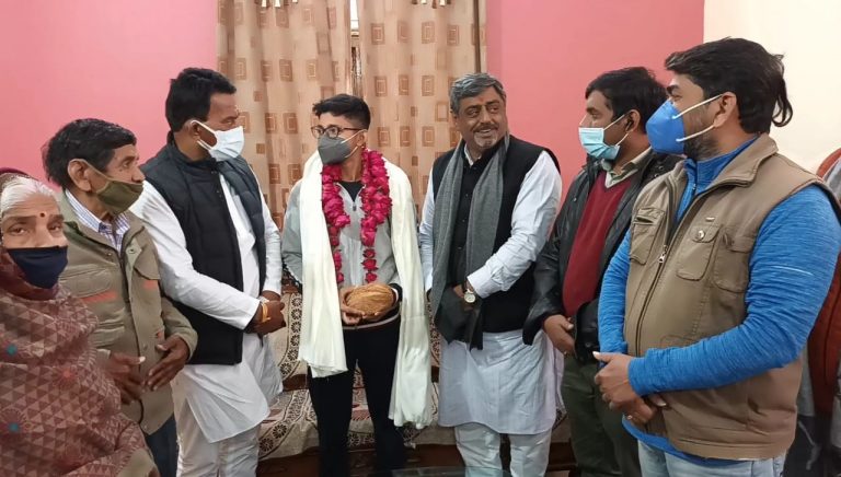 नेशनल क्रिकेटर को सम्मानित करने पहुंचे मंत्री, क्रिकेटर ने मंत्री को नही पहचाना