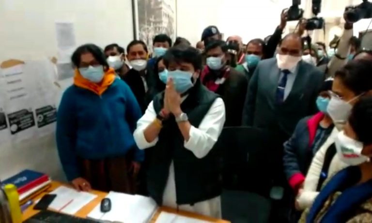 देखिए VIDEO: महाराज और मरीज़ की दिलचस्प बातचीत, मरीज़ की बात सुनकर सिंधिया ने दोनों हाथ जोड़े
