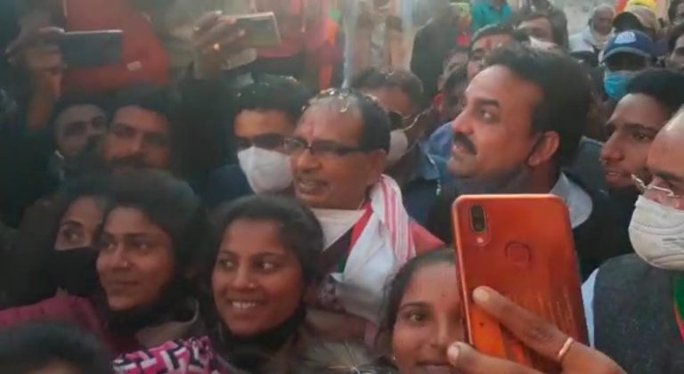 देखिए Video: मामा शिवराज के साथ सेल्फी के लिए उमड़ी भंजियां