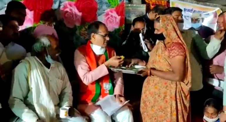 शबरी की तरह भगवती ने सीएम शिवराज को खिलाएं मीठे बेर, देखिए Video