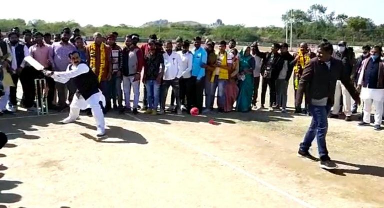 नरोत्तम दादा ने बल्लेबाज़ी में दिखाए कमाल, देखिए Video