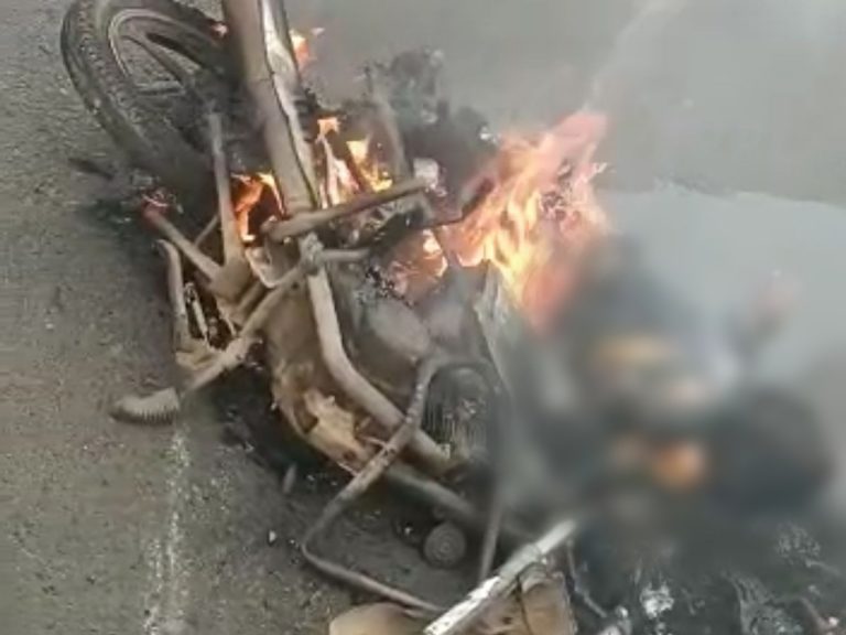 जिंदा जला युवक,बस की टक्कर से बाइक की टंकी फटी