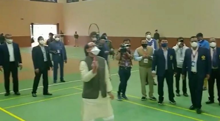 सीएम शिवराज ने खेला बैडमिंटन,स्टूडेंट्स से कही ये बड़ी बात
