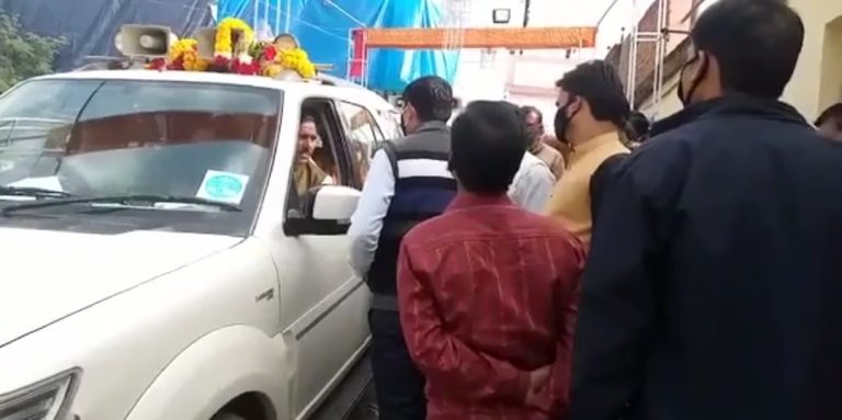 दतिया में मंत्री सुरेश धाकड़ ने पुलिसकर्मियों की लगाई फटकार, देखें क्या हैं मामला   