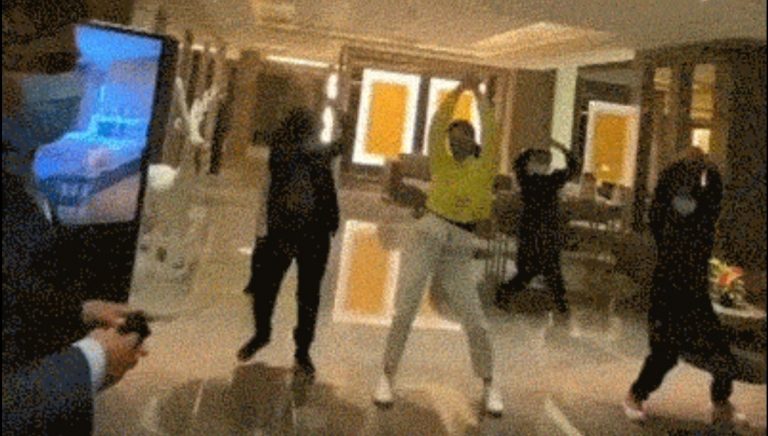 इंदौर में होटल स्टाफ के साथ एक्टर सारा अली खान ने किया डांस